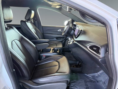 2025 Chrysler Voyager LX